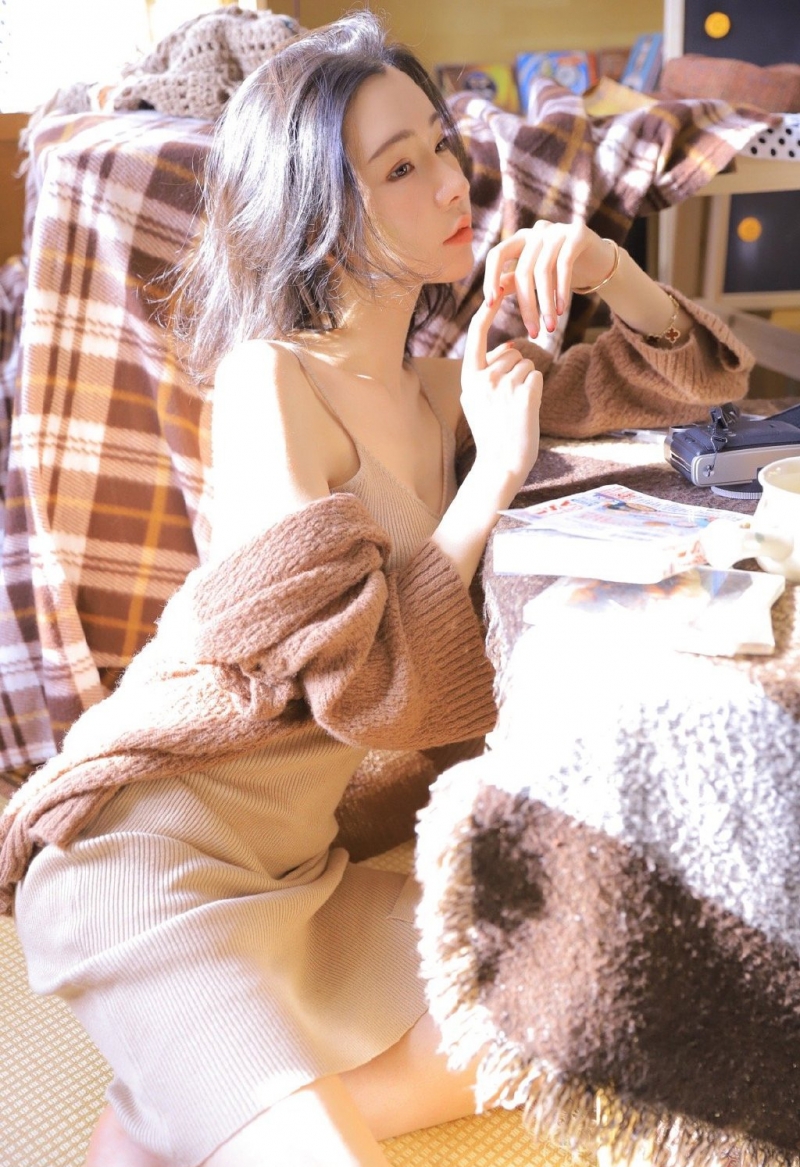阳光下的美女御姐吊带短裙写真  第6张