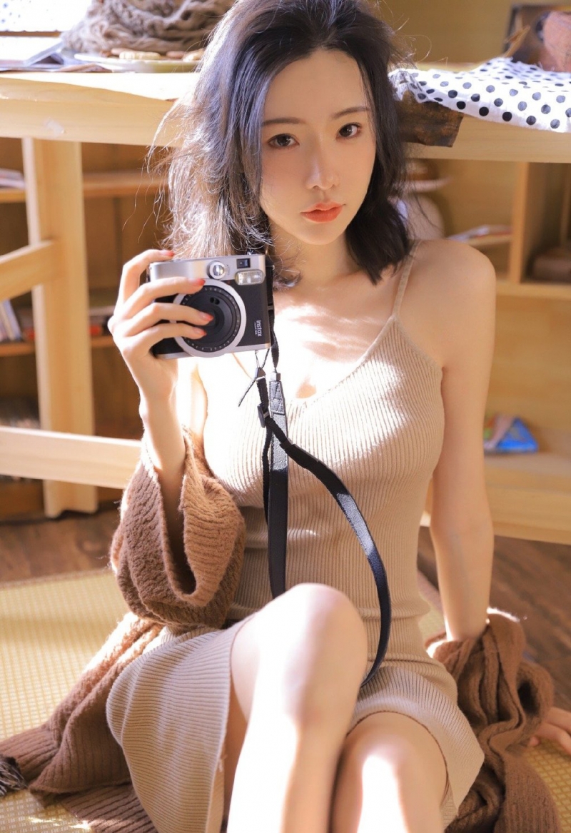 阳光下的美女御姐吊带短裙写真  第9张