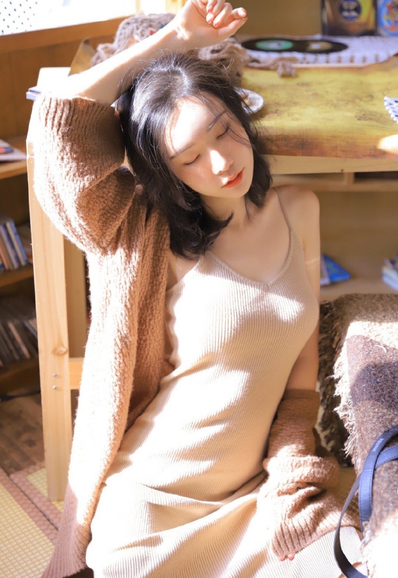 阳光下的美女御姐吊带短裙写真  第10张