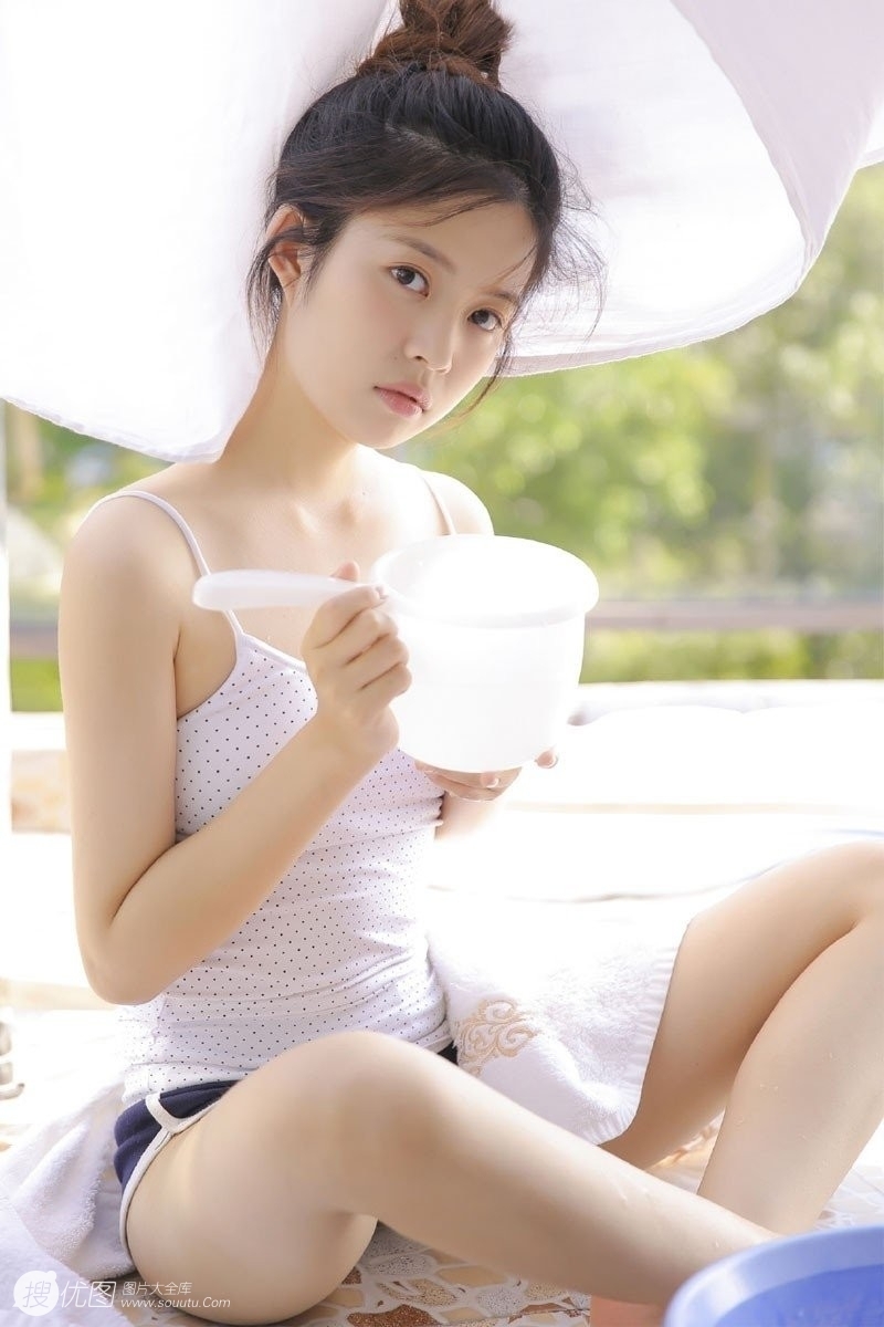 丸子头美女吊带超短裤户外写真  第3张