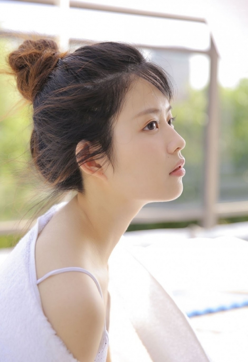 丸子头美女吊带超短裤户外写真  第5张