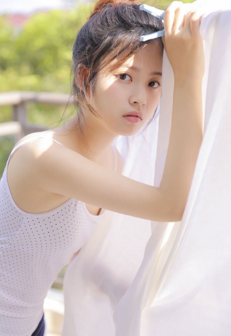 丸子头美女吊带超短裤户外写真  第6张
