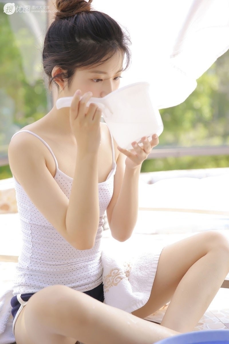 丸子头美女吊带超短裤户外写真  第9张