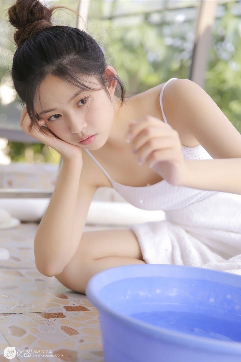 丸子头美女吊带超短裤户外写真  第10张