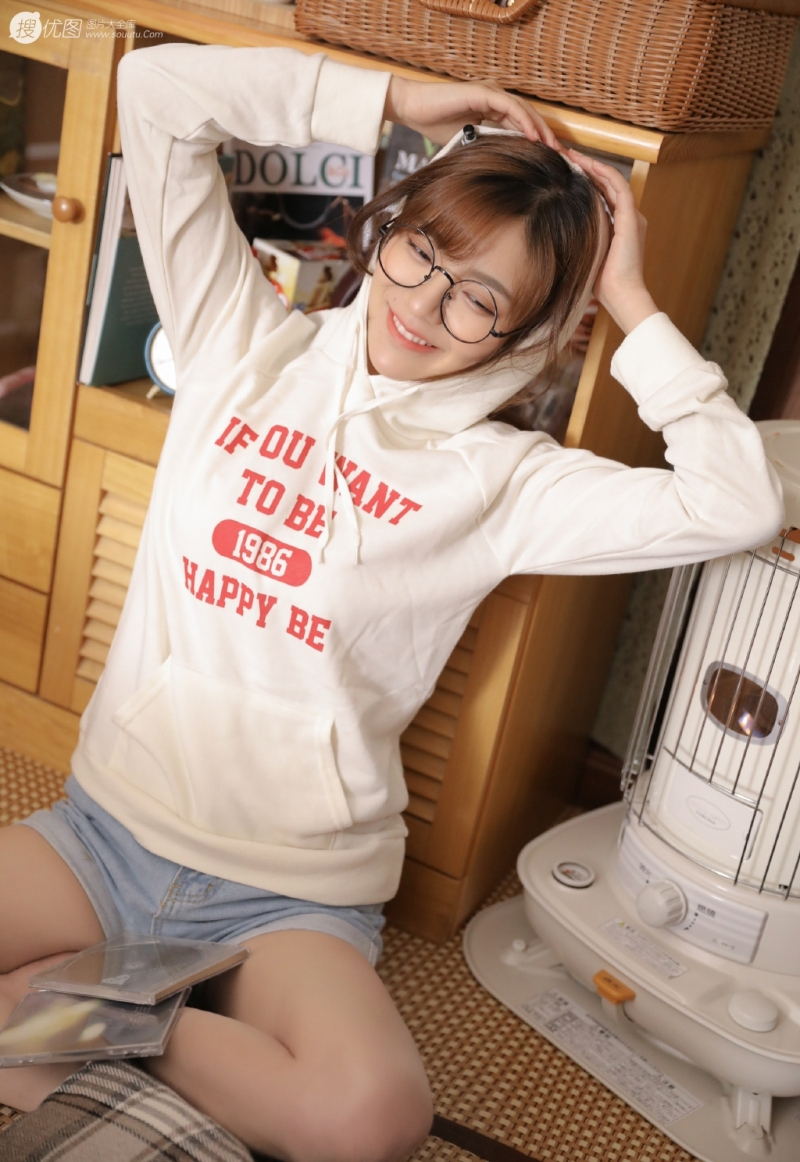 眼镜美女调皮搞怪俏皮可爱写真  第1张