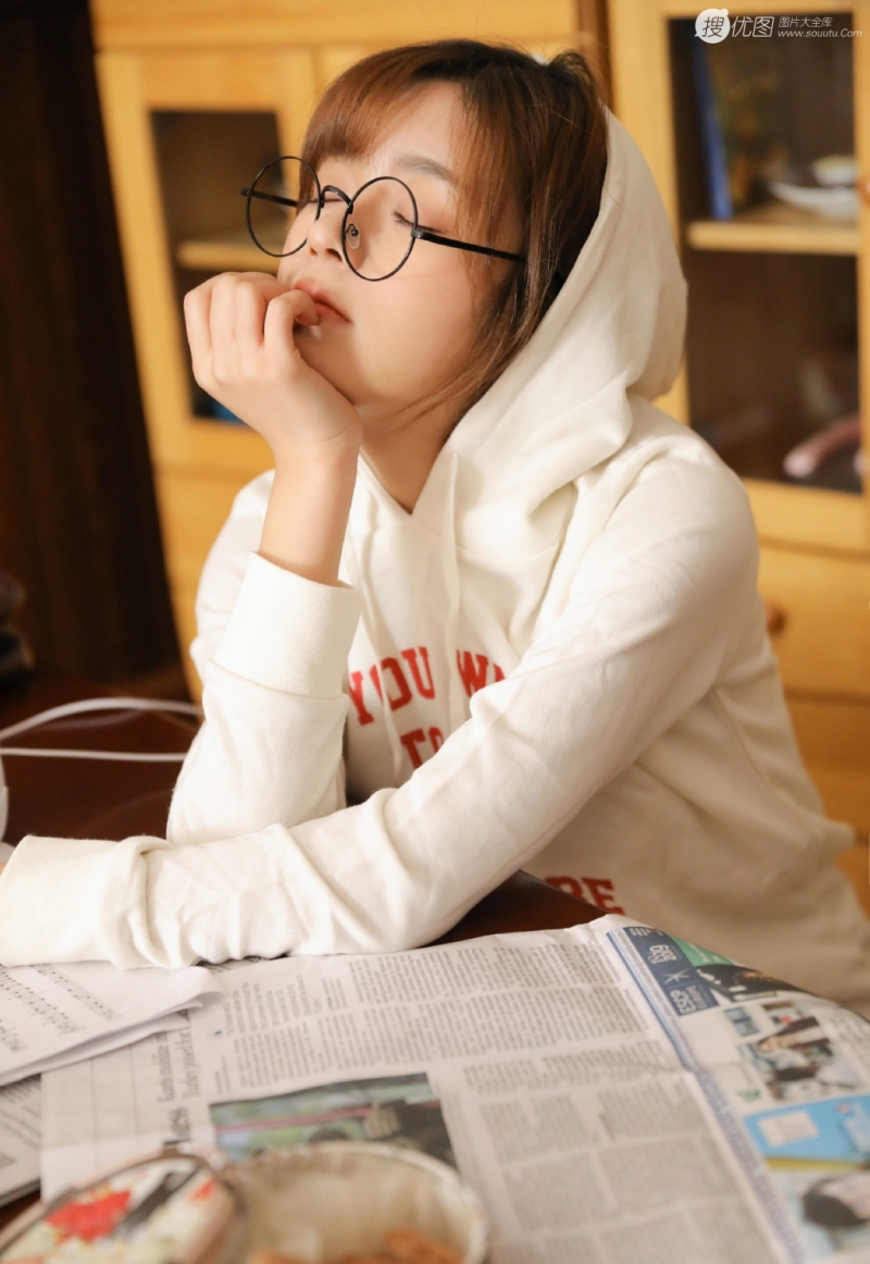 眼镜美女调皮搞怪俏皮可爱写真  第7张