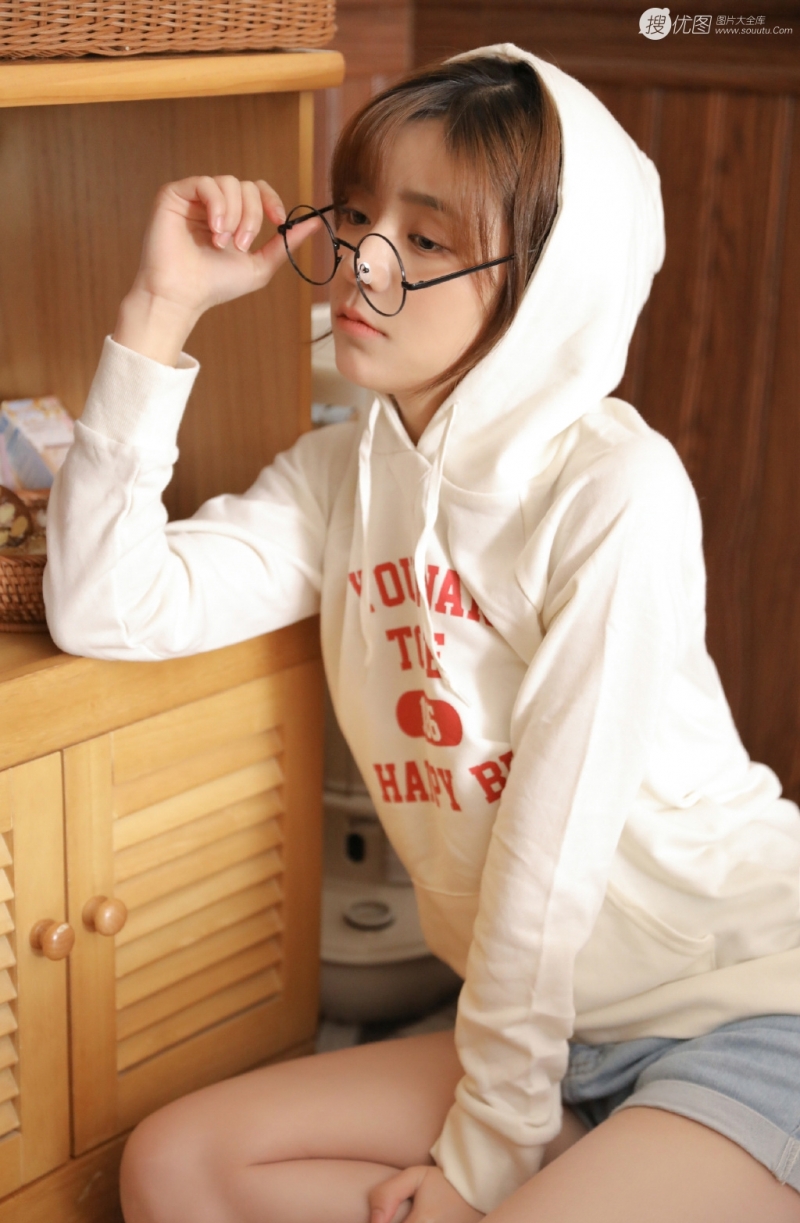 眼镜美女调皮搞怪俏皮可爱写真  第9张