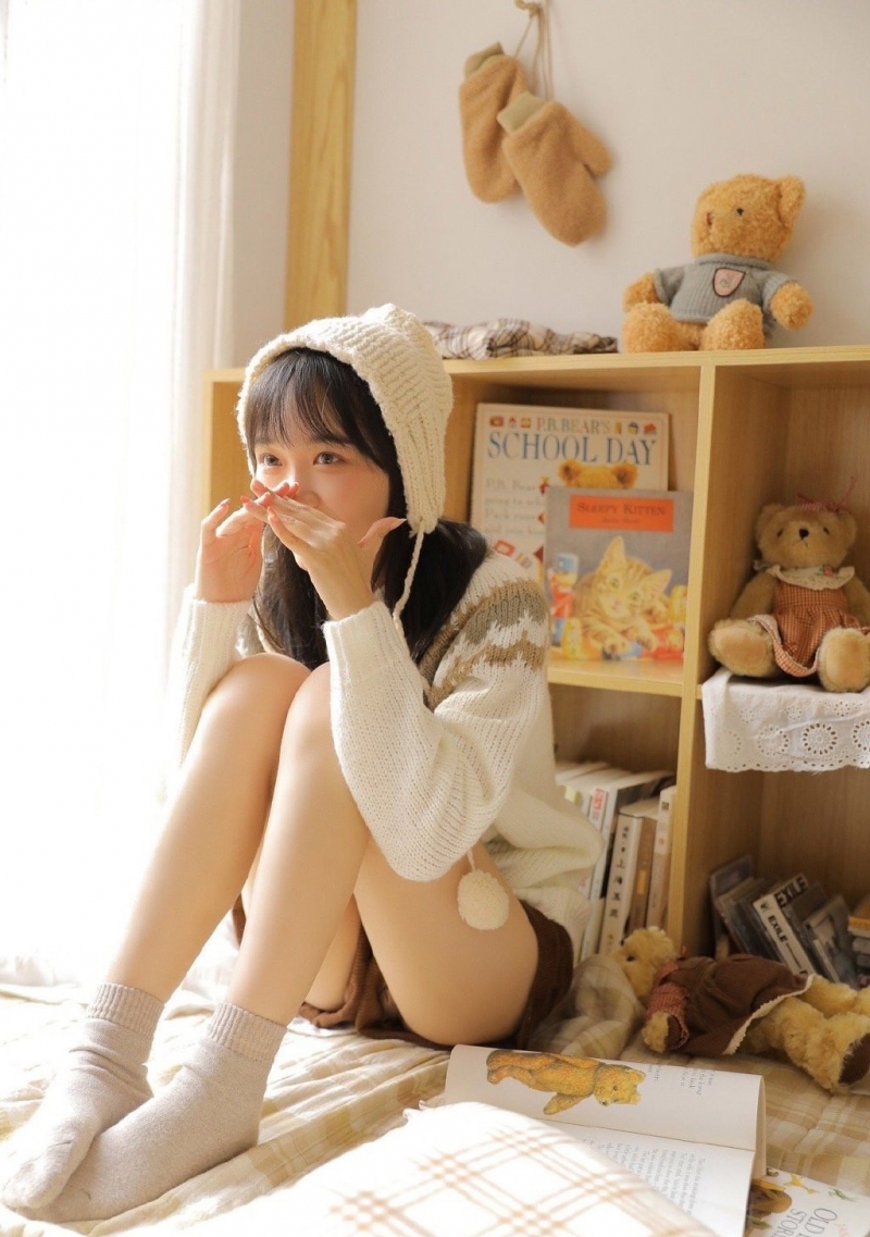 齐刘海萌妹子修长美腿居家写真  第1张