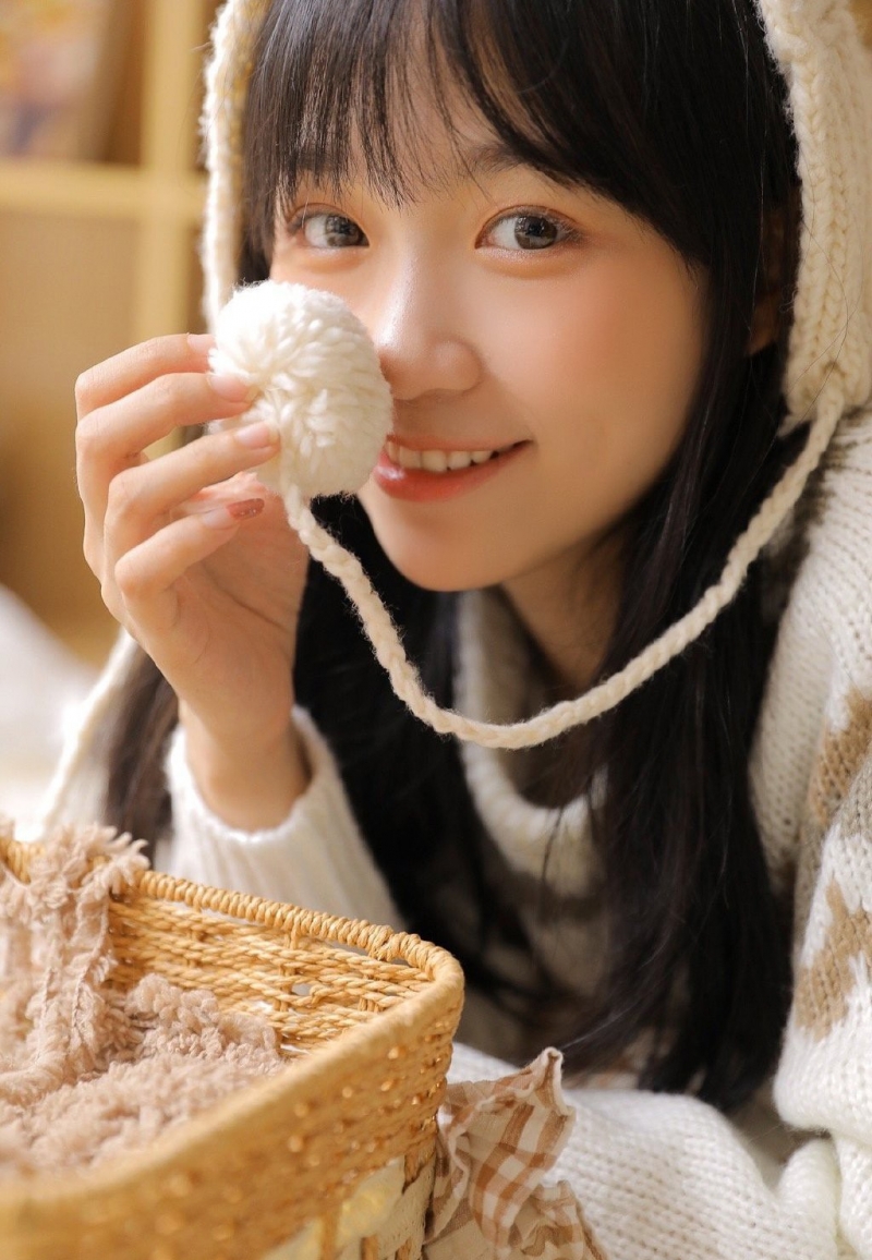 齐刘海萌妹子修长美腿居家写真  第3张