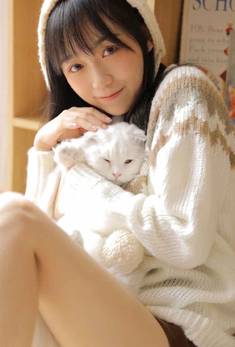 齐刘海萌妹子修长美腿居家写真  第4张