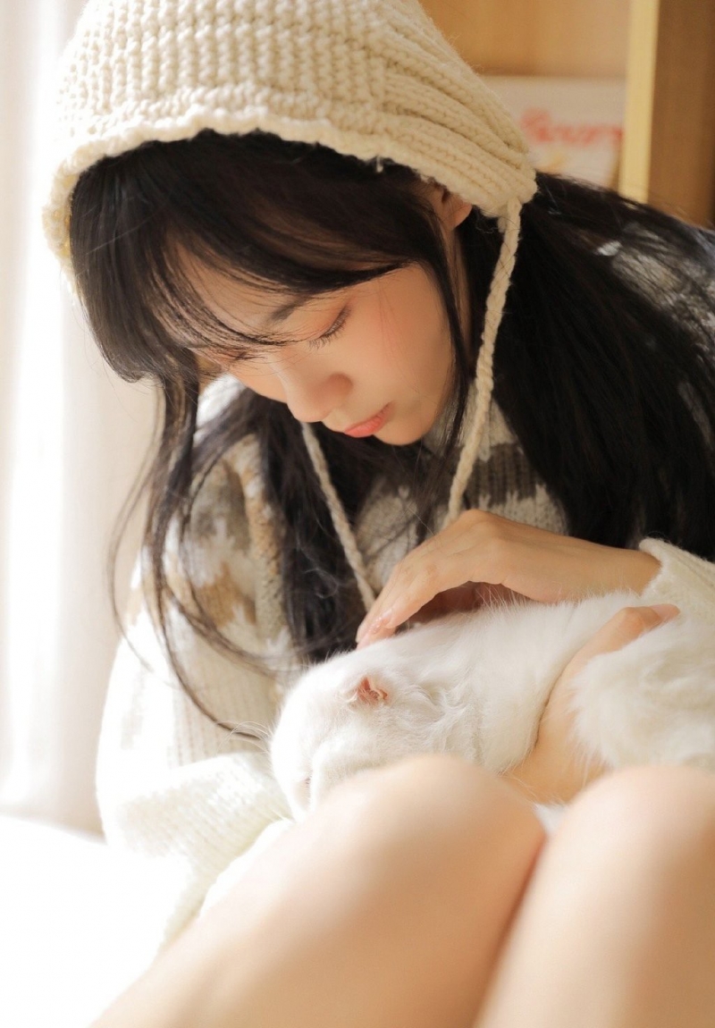 齐刘海萌妹子修长美腿居家写真  第9张