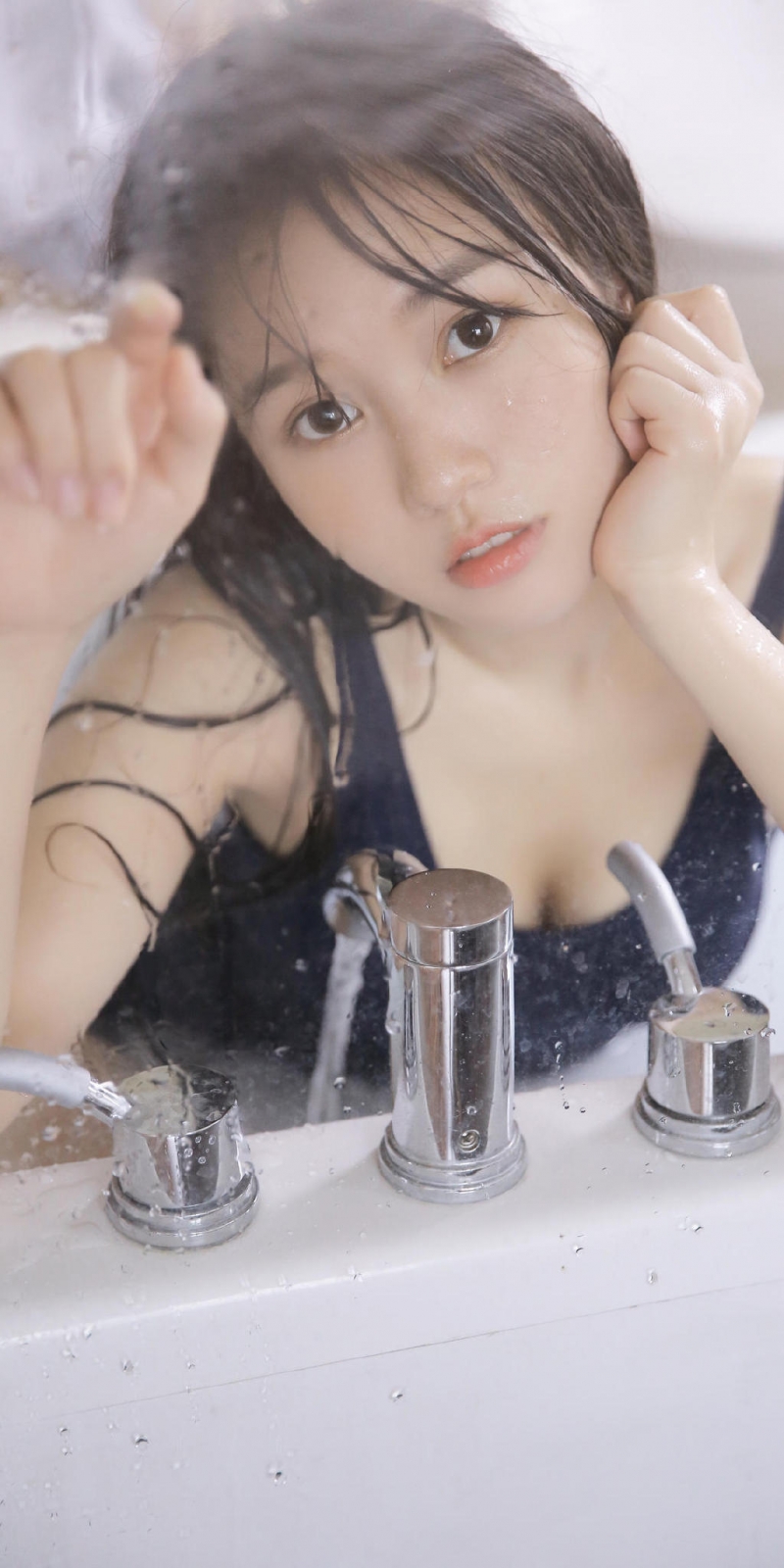 浴室美女吊带短裤湿身诱惑写真  第2张