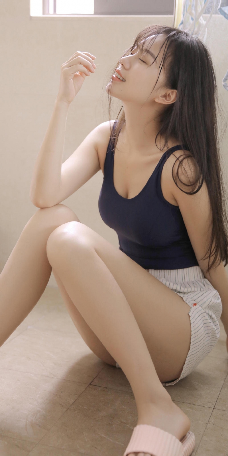 浴室美女吊带短裤湿身诱惑写真  第3张