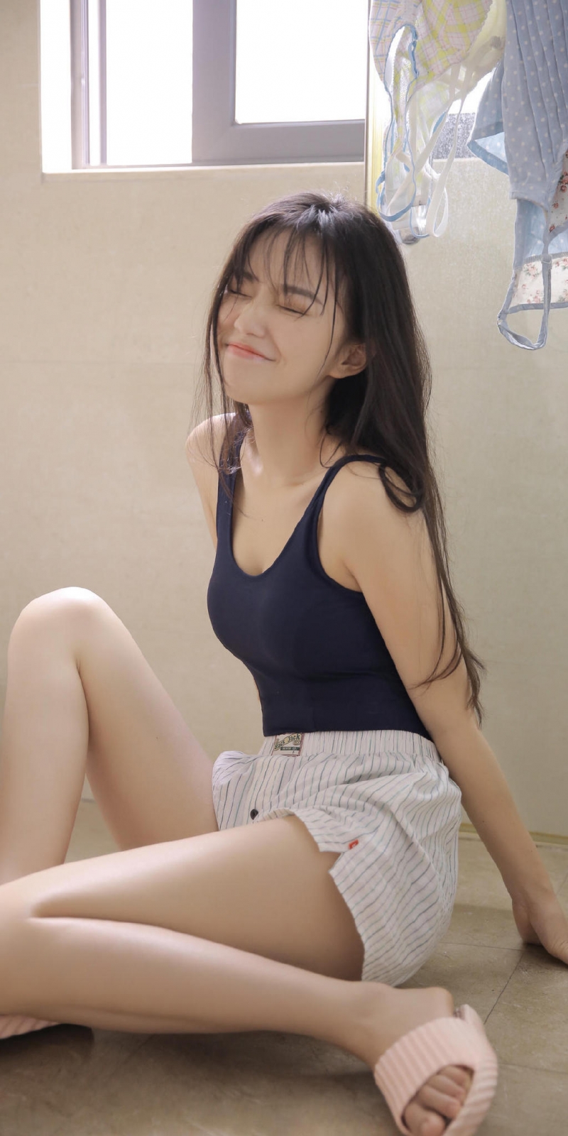 浴室美女吊带短裤湿身诱惑写真  第4张