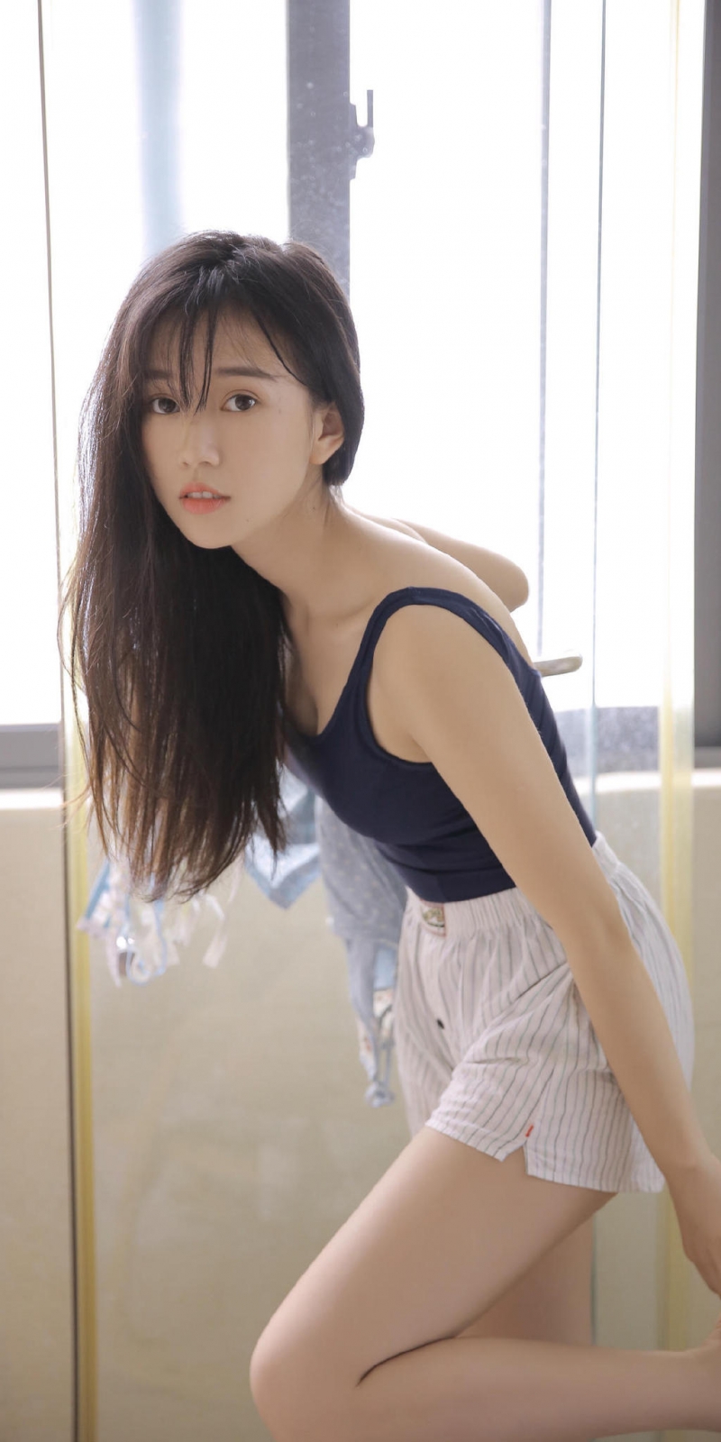 浴室美女吊带短裤湿身诱惑写真  第6张