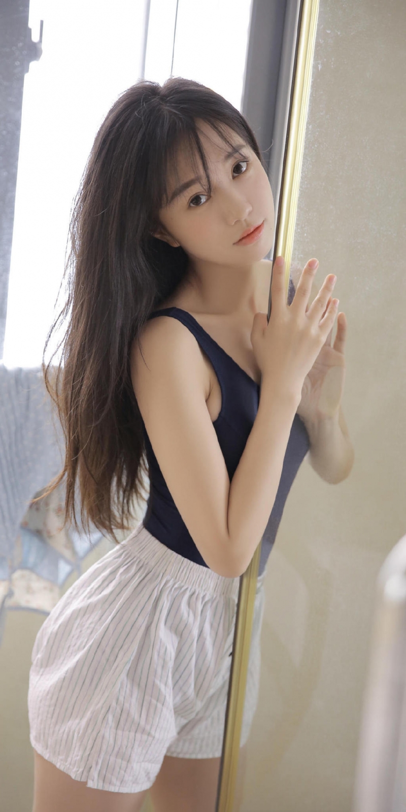 浴室美女吊带短裤湿身诱惑写真  第7张
