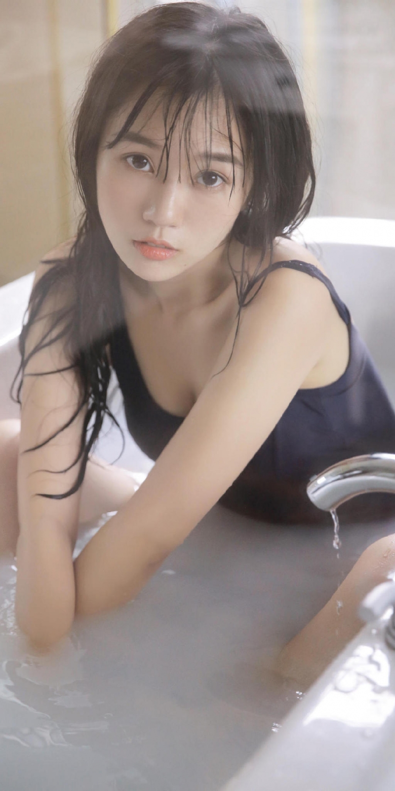 浴室美女吊带短裤湿身诱惑写真  第9张