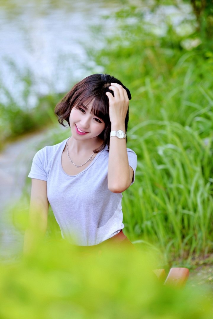 街拍超短裙小姐姐修长美腿写真  第1张