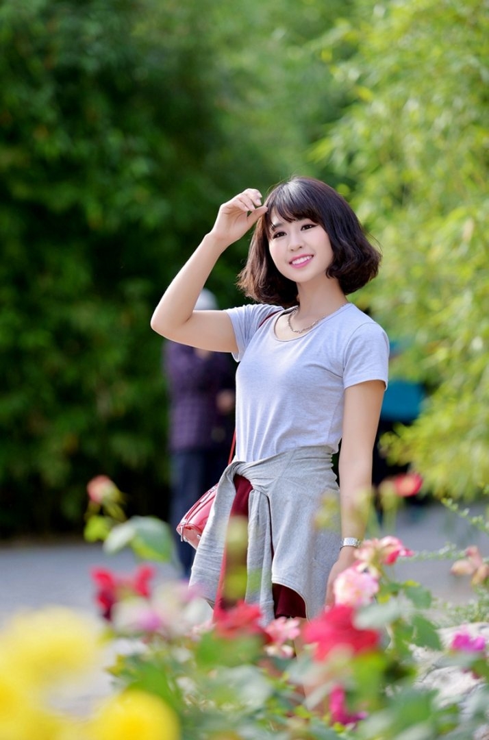 街拍超短裙小姐姐修长美腿写真  第3张