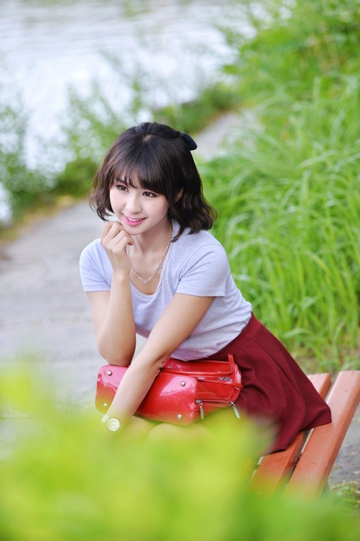 街拍超短裙小姐姐修长美腿写真  第4张