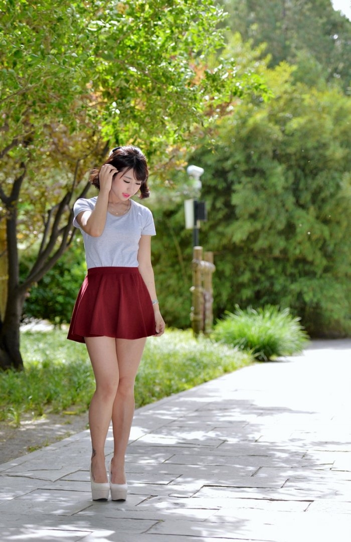 街拍超短裙小姐姐修长美腿写真  第7张
