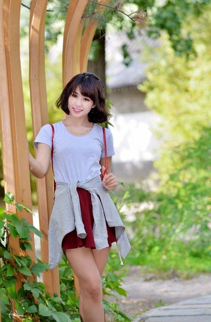 街拍超短裙小姐姐修长美腿写真  第11张
