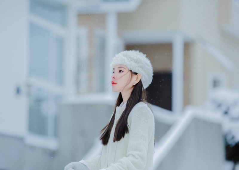长发美女红唇雪肤冬日雪地写真  第1张