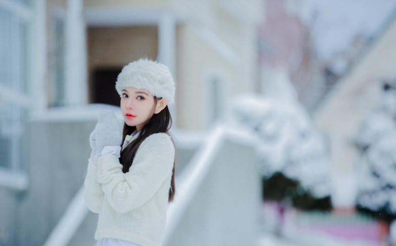 长发美女红唇雪肤冬日雪地写真  第2张