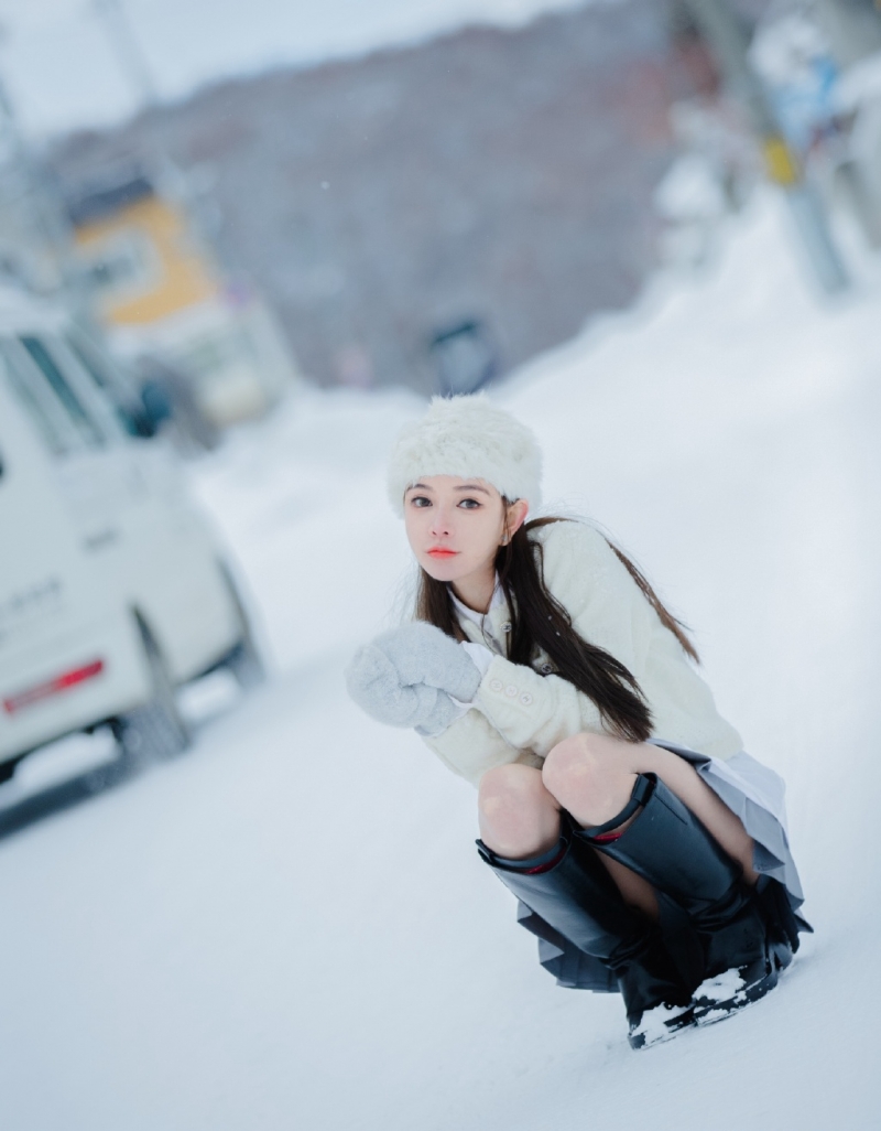长发美女红唇雪肤冬日雪地写真  第3张