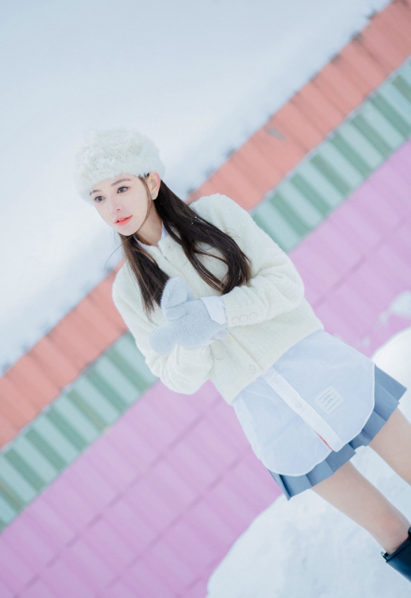 长发美女红唇雪肤冬日雪地写真  第4张