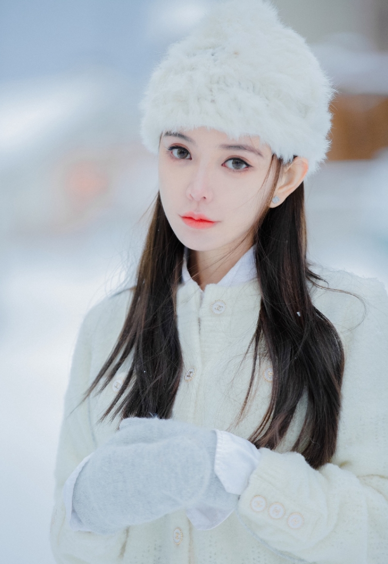 长发美女红唇雪肤冬日雪地写真  第5张