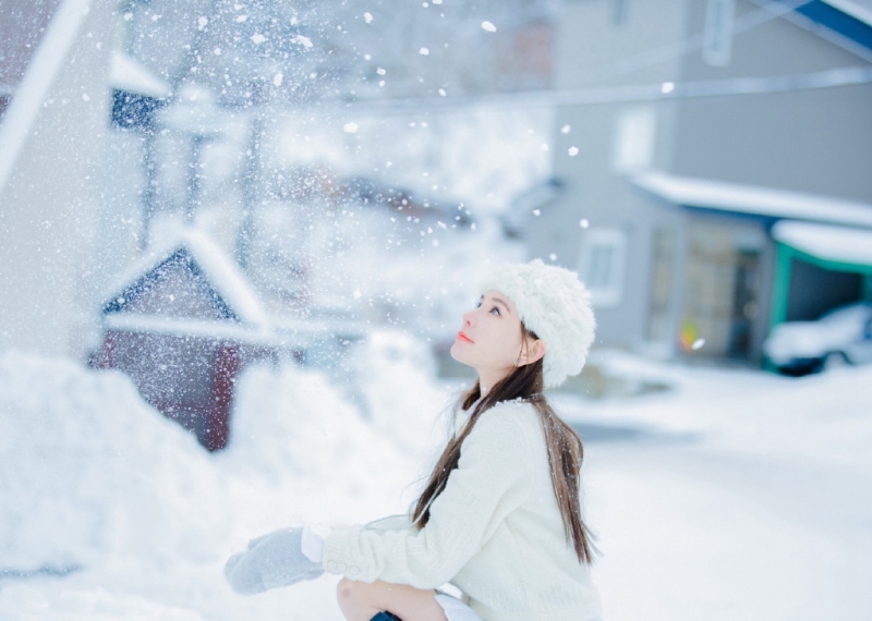 长发美女红唇雪肤冬日雪地写真  第6张