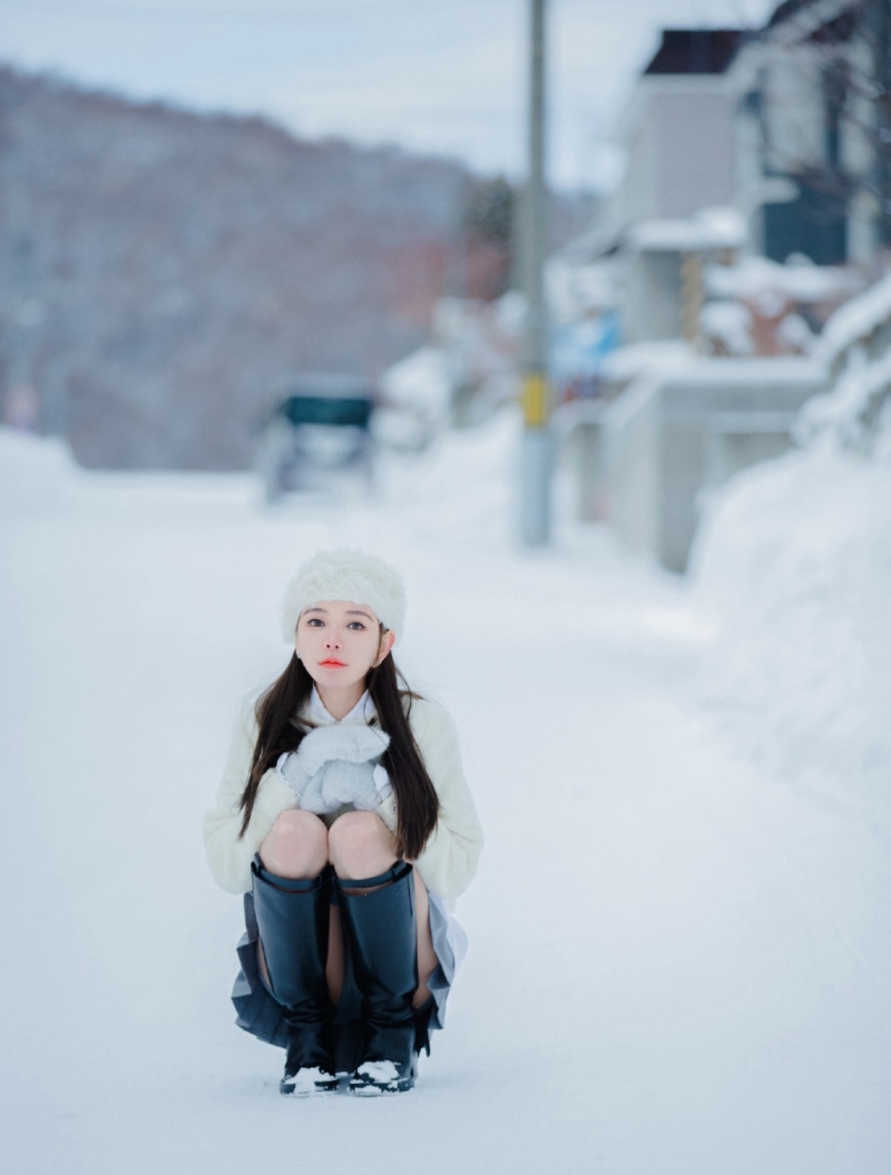长发美女红唇雪肤冬日雪地写真  第7张