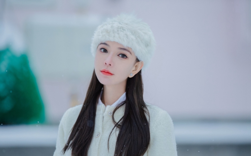 长发美女红唇雪肤冬日雪地写真  第8张