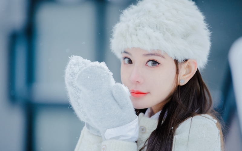 长发美女红唇雪肤冬日雪地写真  第9张