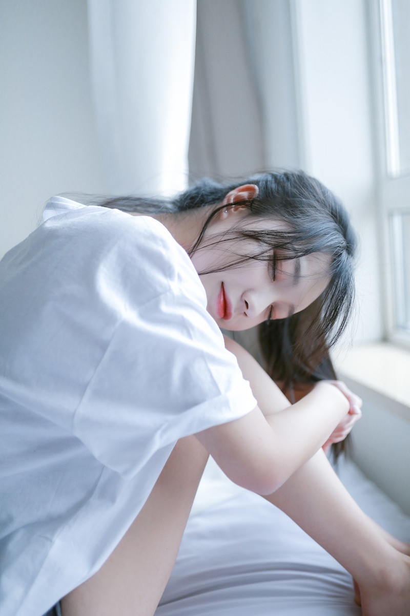 白嫩美女牛仔热裤美腿玉足写真  第2张