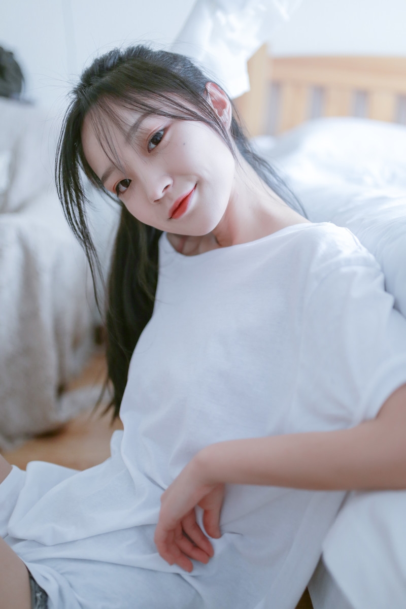 白嫩美女牛仔热裤美腿玉足写真  第3张