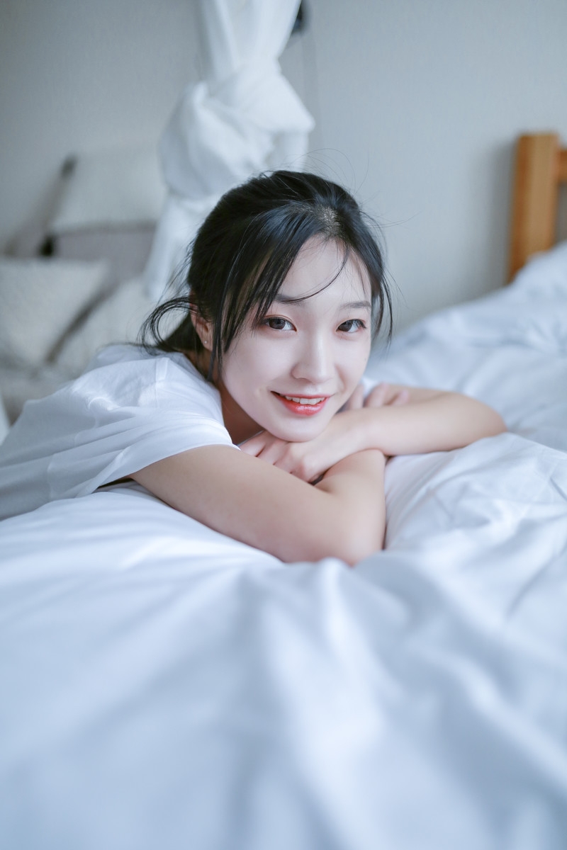 白嫩美女牛仔热裤美腿玉足写真  第4张
