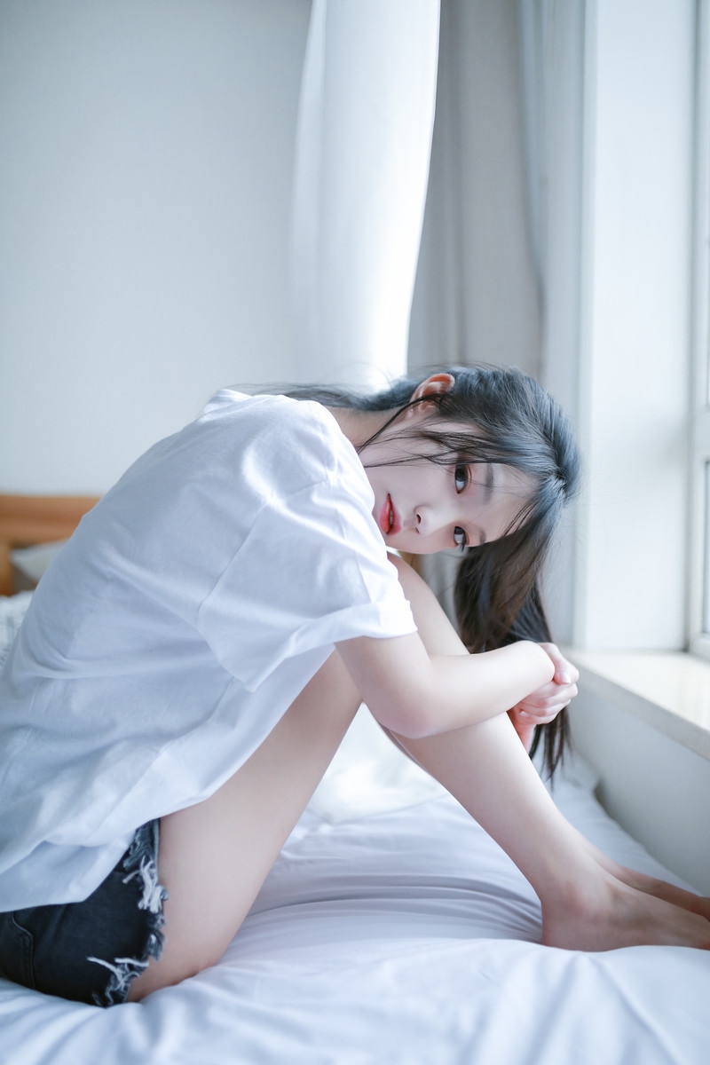 白嫩美女牛仔热裤美腿玉足写真  第5张