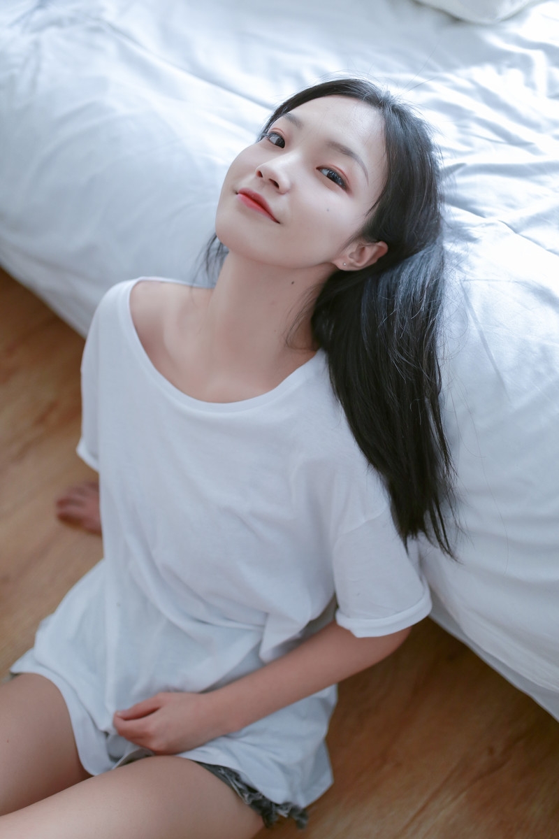 白嫩美女牛仔热裤美腿玉足写真  第6张