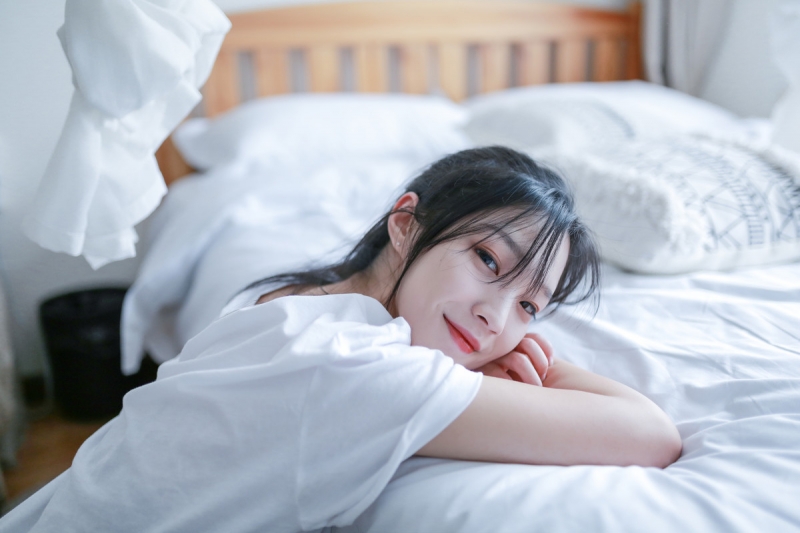 白嫩美女牛仔热裤美腿玉足写真  第7张