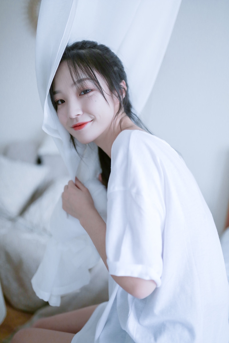 白嫩美女牛仔热裤美腿玉足写真  第8张