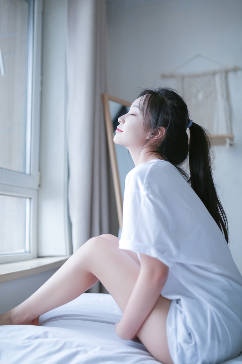 白嫩美女牛仔热裤美腿玉足写真  第9张