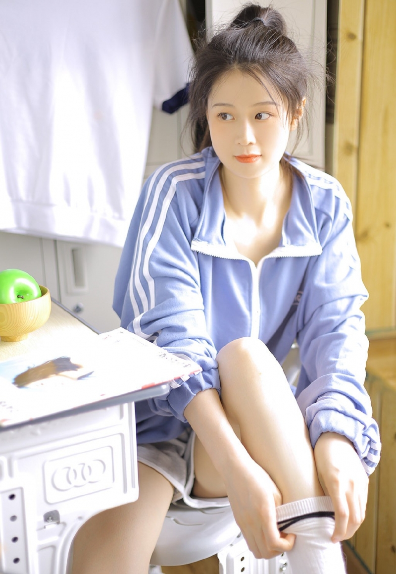 马尾辫美女休闲运动服教室写真  第1张