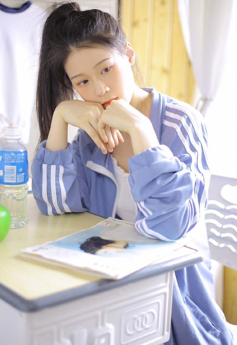 马尾辫美女休闲运动服教室写真  第2张