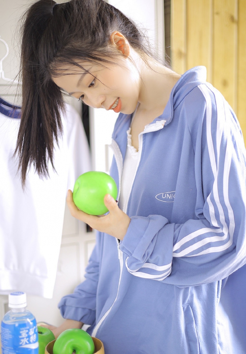 马尾辫美女休闲运动服教室写真  第7张