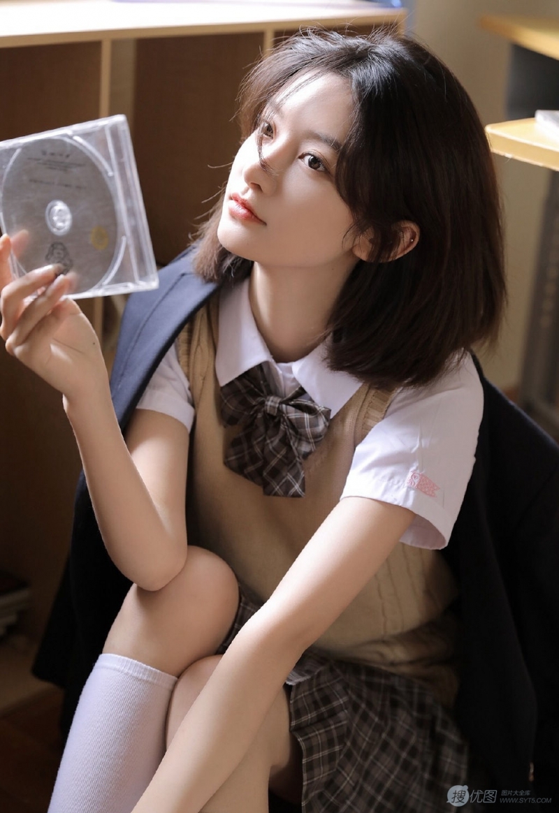 短发美女学生制服白丝美腿写真  第1张