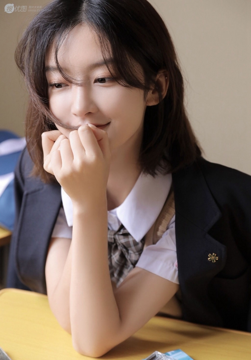 短发美女学生制服白丝美腿写真  第2张