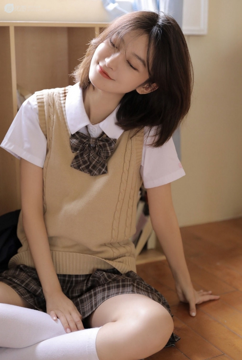 短发美女学生制服白丝美腿写真  第3张