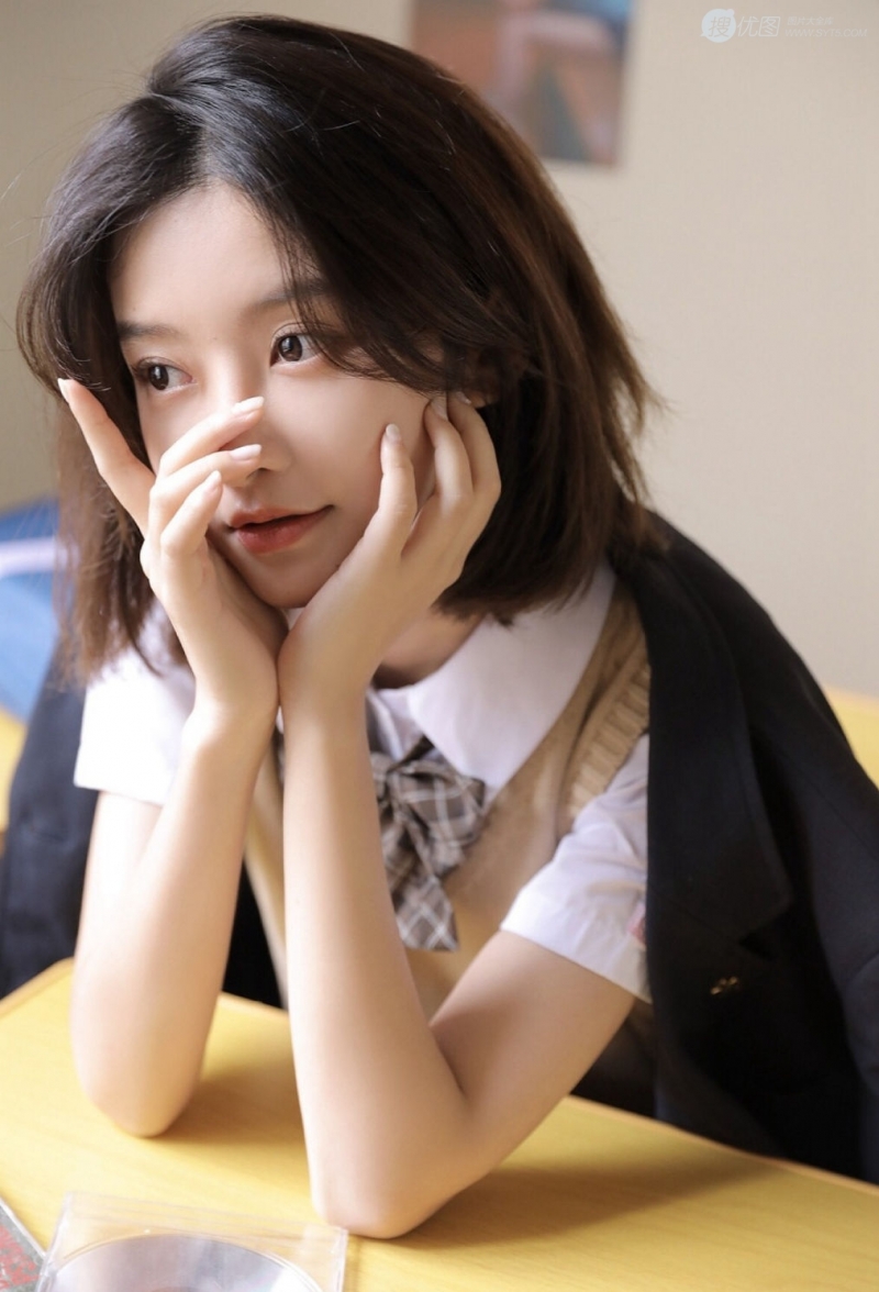 短发美女学生制服白丝美腿写真  第4张